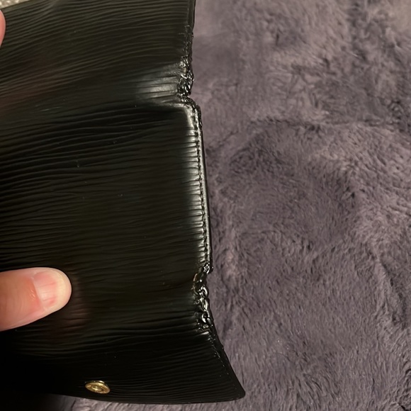 Authentic Louis Vuitton Black Epi key holder - Picture 3 of 14